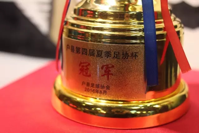 凯尔特人新援与小球迷亲密互动